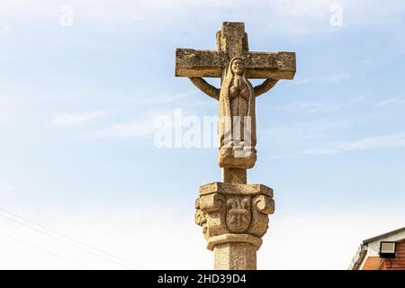 Vista di una statua del convento femminile nella regione di El Bierzo in un monastero di San Miguel de las Duenas Foto Stock