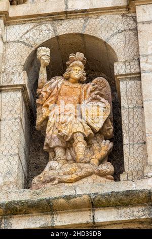 Statua di San Michele nel monastero di San Miguel de las Duenas, convento femminile di El Bierzo Foto Stock