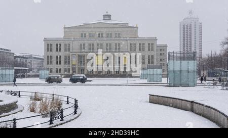 Edificio lirico di Lipsia con autobus parcheggiati vicino all'ingresso in inverno in Germania Foto Stock