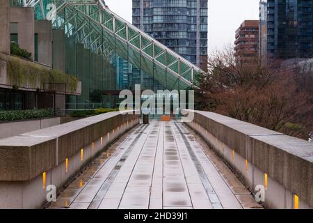 Splendida vista di un passaggio all'aperto, vicino ai tribunali di Vancouver, Canada Foto Stock