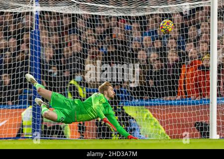 Londra, Regno Unito. 3rd Jan 2022. Il portiere di Liverpool Caoimhin Kelleher è battuto per il primo goal del Chelsea durante la partita della Premier League inglese tra Chelsea e Liverpool a Londra, in Gran Bretagna, il 2 gennaio 2022. Credit: Xinhua/Alamy Live News Foto Stock