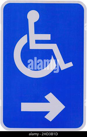 Un cartello di accesso handicap con freccia rivolta a destra Foto Stock