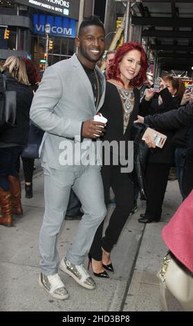 **FILE PHOTO** Antonio Brown non è più un Buccaneer NFL Tampa Bay dopo l'uscita da Game. 03 08, 2016: Antonio Brown e Sharna Burgess di Dancing con la Stagione delle Stelle 22 al Planet Hollywood Time Square a New York. Credito: RW/MediaPunch Foto Stock