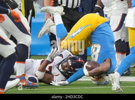 Inglewood, Stati Uniti. 02nd Jan 2022. Los Angeles Chargers Tight End Stephen Anderson si ribalta contro il Broncos Nate Hairston (37) al SoFi Stadium domenica 2 gennaio 2022 a Inglewood, California. I Chargers sconfissero il Broncos 34-13. Foto di Jon SooHoo/UPI Credit: UPI/Alamy Live News Foto Stock