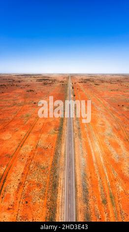 Striscia continua senza fine di Barrier autostrada in Australian Outback vicino Broken Hill - verticale paesaggio aereo con terra rossa. Foto Stock