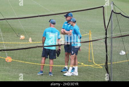 Joe Root (a destra) dell'Inghilterra parla con l'allenatore Graham Thorpe (a sinistra) e il direttore Ashley Giles durante una sessione di reti al Sydney Cricket Ground, Sydney. Data foto: Lunedì 3 gennaio 2022. Foto Stock