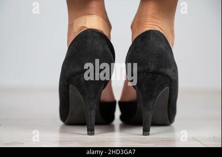 Una donna in scarpe nere mette un gesso su un mais Foto Stock