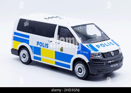 Umea, Norrland Svezia - 13 dicembre 2021: Furgone di polizia indossato, modello in scala su sfondo bianco Foto Stock