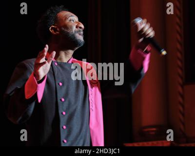 Verona, Italia. 29th Dic 2021. Eric Waddell durante Eric Waddell & The abbondant Life Singers, concerto di musica a Verona, Italia, Dicembre 29 2021 Credit: Independent Photo Agency/Alamy Live News Foto Stock