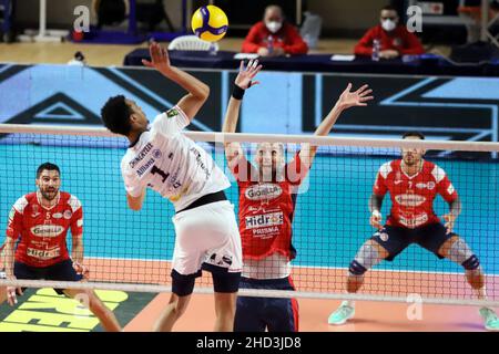 Taranto, Italia. 02nd Jan 2022. Choenyeze Barthelemy Allianz Milano in schiacciata. durante gioia Prisma Taranto vs Allianz Milano, Campionato di Volley Superlega Serie A in Taranto, Italia, 02 gennaio 2022 Credit: Independent Photo Agency/Alamy Live News Foto Stock