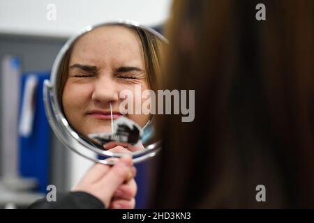 Foto del file datata 08/03/21 di uno studente che ha preso un Lateral Flow Test alla Hounslow Kingsley Academy di West London. Il segretario scozzese all'istruzione Shirley-Anne Somerville ha chiarito la "priorità assoluta" di mantenere aperte le scuole tra i casi di coronavirus in aumento, invitando gli studenti delle scuole secondarie a sottoporli a un test di flusso laterale la notte prima che le lezioni iniziassero o la mattina del loro ritorno. Data di emissione: Lunedì 3 gennaio 2022. Foto Stock