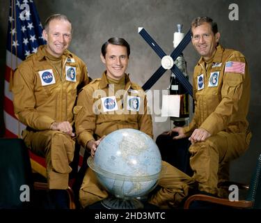 (Agosto 1973) --- questi tre uomini sono il primo equipaggio per la Skylab 4 missione. Nella foto nel loro volo adatto con un mondo e un modello di Skylab space station sono, da sinistra a destra, astronauta Gerald P. Carr, comandante; scienziato-astronauta Edward G. Gibson, scienza pilota e astronauta William R. Pogue, pilota. Foto Stock