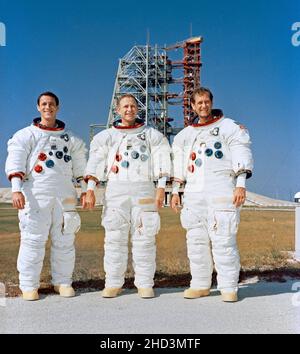 (8 novembre 1973) --- i tre membri dell'equipaggio di Skylab 4 sono fotografati in piedi vicino a Pad B, Launch Complex 39, Kennedy Space Center, Florida, durante l'attività di preflight. Sono, da sinistra a destra, lo scienziato-astronauta Edward G. Gibson, pilota scientifico; l’astronauta Gerald P. Carr, comandante; e l’astronauta William R. Pogue, pilota. Il veicolo spaziale Skylab 4/Saturn 1B è sullo sfondo. Skylab 4, la terza e ultima visita presidiata alla stazione spaziale di Skylab in orbita terrestre, restituirà ulteriori informazioni sulla Terra e sul sole, oltre a fornire una posizione favorevole da cui osservare Foto Stock