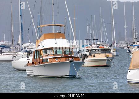 Halvorsen barca di legno, un 40 piedi flybridge Cruiser ormeggiato a Careel Bay a Sydney, NSW, Australia Foto Stock