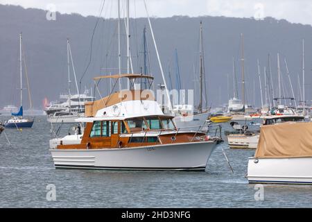 Halvorsen barca di legno, un 40 piedi flybridge Cruiser ormeggiato a Careel Bay a Sydney, NSW, Australia Foto Stock