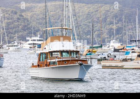 Halvorsen barca di legno, un 40 piedi flybridge Cruiser ormeggiato a Careel Bay a Sydney, NSW, Australia Foto Stock