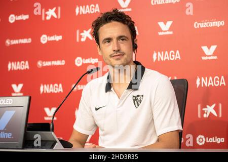 Siviglia, Spagna. 27th, Agosto 2021. Il danese internazionale Thomas Delaney viene presentato come nuovo giocatore del Sevilla FC in una conferenza stampa allo stadio Ramon Sanchez Pizjuan di Siviglia. (Photo credit: Mario Diaz Rasero/Gonzales Photo). Foto Stock