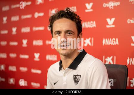 Siviglia, Spagna. 27th, Agosto 2021. Il danese internazionale Thomas Delaney viene presentato come nuovo giocatore del Sevilla FC in una conferenza stampa allo stadio Ramon Sanchez Pizjuan di Siviglia. (Photo credit: Mario Diaz Rasero/Gonzales Photo). Foto Stock