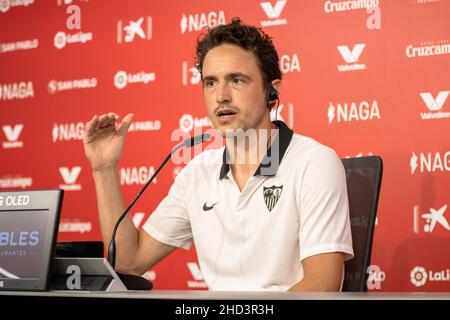 Siviglia, Spagna. 27th, Agosto 2021. Il danese internazionale Thomas Delaney viene presentato come nuovo giocatore del Sevilla FC in una conferenza stampa allo stadio Ramon Sanchez Pizjuan di Siviglia. (Photo credit: Mario Diaz Rasero/Gonzales Photo). Foto Stock