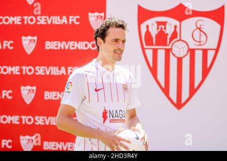 Siviglia, Spagna. 27th, Agosto 2021. Il danese internazionale Thomas Delaney viene presentato come nuovo giocatore del Sevilla FC in una conferenza stampa allo stadio Ramon Sanchez Pizjuan di Siviglia. (Photo credit: Mario Diaz Rasero/Gonzales Photo). Foto Stock