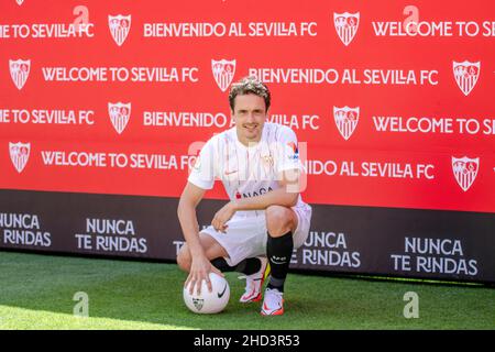 Siviglia, Spagna. 27th, Agosto 2021. Il danese internazionale Thomas Delaney viene presentato come nuovo giocatore del Sevilla FC in una conferenza stampa allo stadio Ramon Sanchez Pizjuan di Siviglia. (Photo credit: Mario Diaz Rasero/Gonzales Photo). Foto Stock