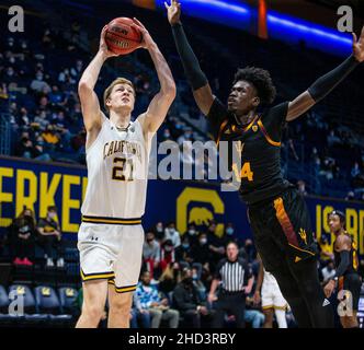 Hass Pavilion Berkeley Calif, USA. 02nd Jan 2022. CA U.S.A. California Forward Lars Thiemann (21) va al cerchio durante la partita di pallacanestro degli uomini di NCAA fra i diavoli del sole dell'Arizona state ed i orsi dorati della California. California ha battuto ASU 74-53 all'Hass Pavilion Berkeley Calif. Thurman James/CSM/Alamy Live News Foto Stock