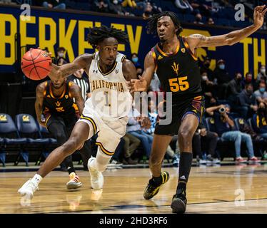 Hass Pavilion Berkeley Calif, USA. 02nd Jan 2022. LA California Guard DI CA U.S.A. Joel Brown (1) guida al cerchio durante la partita di pallacanestro degli uomini di NCAA fra i diavoli del sole dell'Arizona state e gli orsi dorati della California. California ha battuto ASU 74-53 all'Hass Pavilion Berkeley Calif. Thurman James/CSM/Alamy Live News Foto Stock