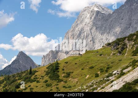 Vista di Dachsteinsüdwandhütte di fronte al monte Dachstein Foto Stock