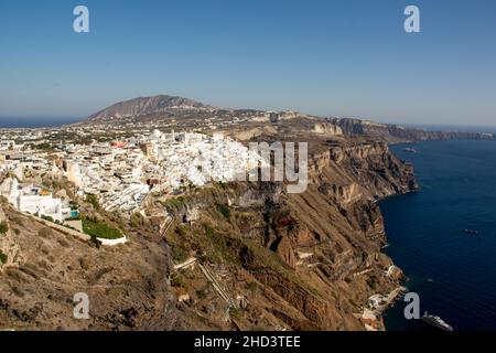 Vista di Fira alle ripide scogliere di Santorini, Grecia Foto Stock