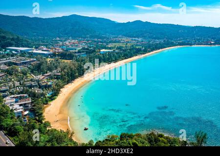 Vista aerea della spiaggia di kamala al tramonto a Phuket in Thailandia Foto Stock