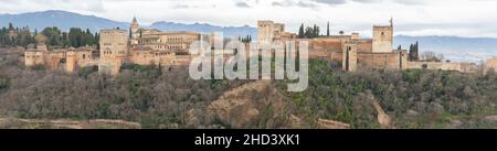 Panorama dell'Alhambra da Mirador de San Nicolas. Granada, Andalusia, Spagna. Architettura islamica moresca. Foto Stock