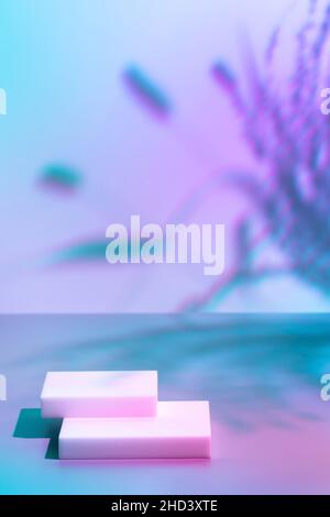 podio quadrato bianco su sfondo neon pastello con ombre Foto Stock