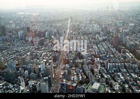 Una vista aerea della citta' di Taipei dal livello dell'osservatorio in cima all'iconica torre Taipei 101. Foto Stock