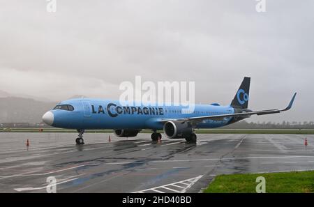 Batumi, Georgia - Novembre 2021. Airbus A321 neo dalla compagnia aerea boutique francese la compagnie in aeroporto il giorno piovoso Foto Stock