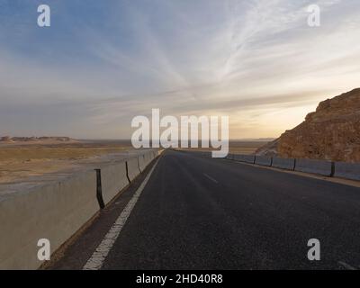 Strada nel deserto Nero in Egitto Foto Stock