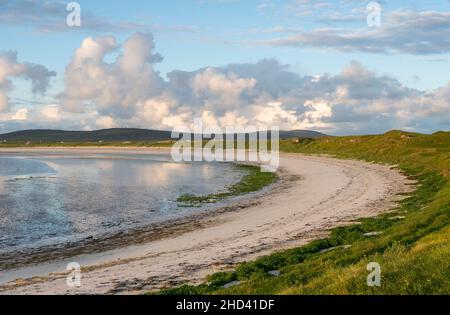 Tramonto a Traigh nam Faoghailean sull'isola di North Uist Foto Stock