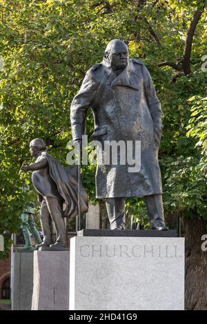 Statua in bronzo di Sir Winston Churchill, ex primo ministro britannico, Parliament Square, Westminster, Londra, Inghilterra Foto Stock