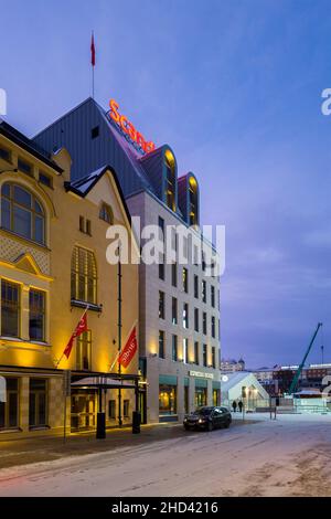 Turku, Finlandia - 24 dicembre 2021: Verticale Night View of Scandic Hotel Buidling in Downtown Turku, Scandic è una catena alberghiera svedese che opera in t Foto Stock