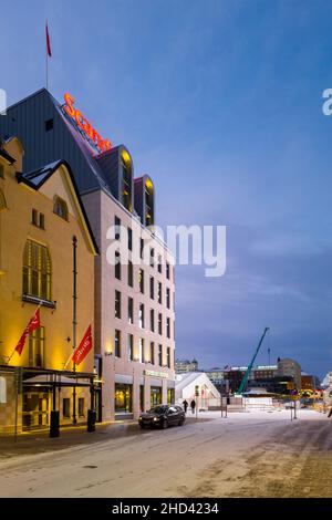 Turku, Finlandia - 24 dicembre 2021: Verticale Night View of Scandic Hotel Buidling in Downtown Turku, Scandic è una catena alberghiera svedese che opera in t Foto Stock