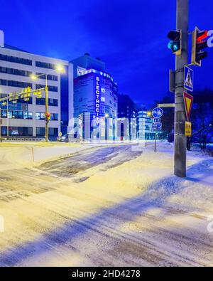 Turku, Finlandia - 24 dicembre 2021: Vista notturna verticale del Electrocity Building della Technology Properties Company Foto Stock