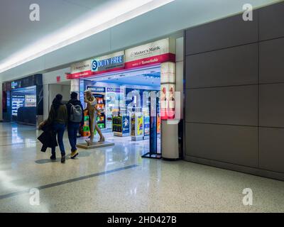 New York, USA - 25 dicembre 2021: Vista laterale orizzontale del Duty Free Shop del Terminal 5 dell'Aeroporto Internazionale John F. Kennedy con il viaggiatore Foto Stock