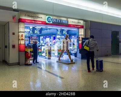 New York, USA - 25 dicembre 2021: Vista laterale orizzontale del Duty Free Shop del Terminal 5 dell'Aeroporto Internazionale John F. Kennedy con il viaggiatore Foto Stock