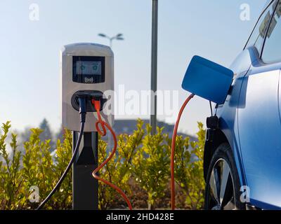 Immagine ravvicinata di una stazione di ricarica per veicoli elettrici Foto Stock