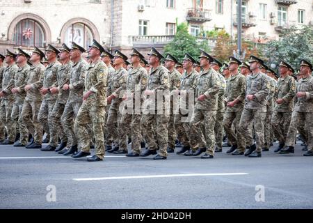 Ucraina, Kiev - 18 agosto 2021: Forze aeree. Ucraino militare. C'è un distacco di soccorritori. Soccorritori. Il sistema militare sta marciando nella sfilata. Marcia della folla. Soldati dell'esercito. Foto Stock