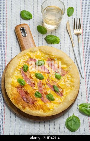 Pizza Carbonara con uova e pancetta Foto Stock