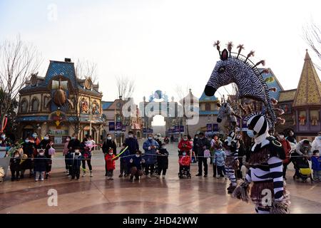 Zhengzhou, provincia cinese di Henan. 2nd Jan 2022. I turisti guardano in uno spettacolo presso un parco a tema animale a Zhengzhou, provincia centrale di Henan, 2 gennaio 2022. Credit: Yuyuyuyuyuyuyuyuyuyuyuyuyuyuyuy Foto Stock