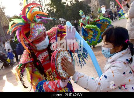 Zhengzhou, provincia cinese di Henan. 2nd Jan 2022. I bambini interagiscono con gli artisti in un parco a tema animale a Zhengzhou, provincia centrale di Henan, 2 gennaio 2022. Credit: Yuyuyuyuyuyuyuyuyuyuyuyuyuyuyuy Foto Stock