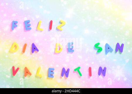 Fotografia di alcune lettere magnetiche con il testo in spagnolo di buon San Valentino su una carta colorata.la fotografia è scattata in formato orizzontale e. Foto Stock