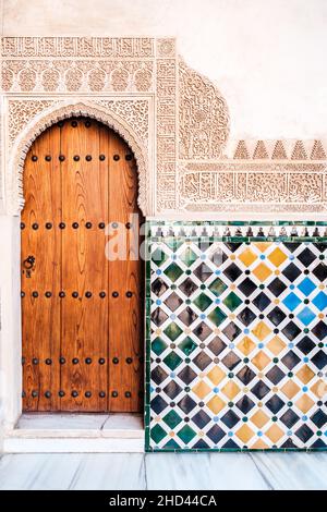 Porta in legno islamica decorata con luce luminosa Foto Stock