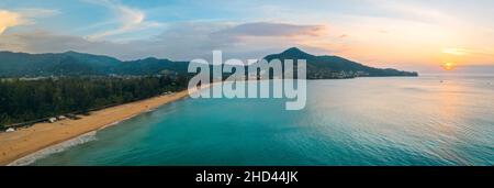 Vista aerea della spiaggia di kamala al tramonto a Phuket in Thailandia Foto Stock